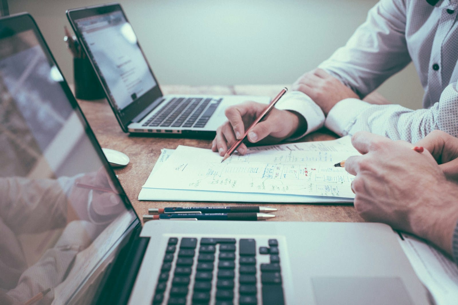 Consulente di marketing turistico che analizza dati per una strategia di destination management.